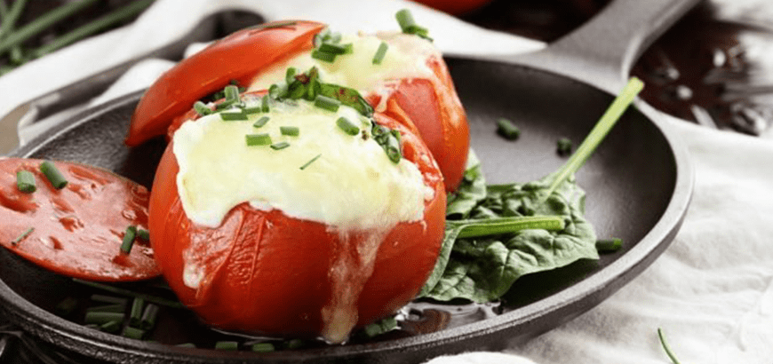 Tomates Rellenos Con Queso Doblecrema, Rúgula Y Jamón.